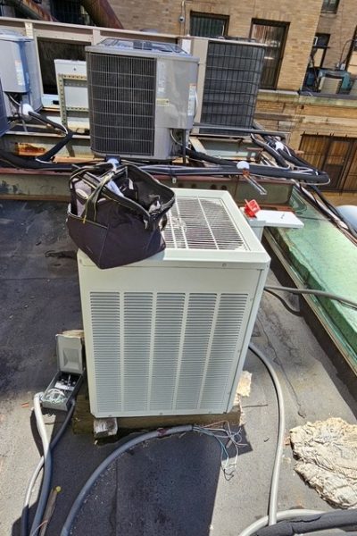 Rooftop air conditioning unit with tool bag
